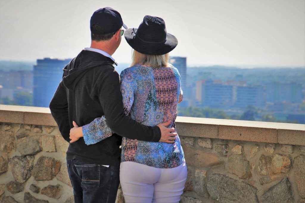 Paar dat moderne relaties verkent via online dating en digitale communicatie