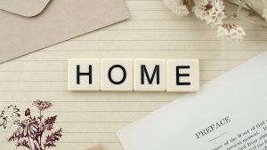 Home Moeder en kind bespreken verhuizing met kartonnen dozen. Tips voor verhuizen met kinderen inclusief voorbereiding en inpakken