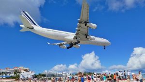 Home Tropisch strandgezicht van St. Maarten, de perfecte vakantie bestemming met kristalhelder water en wit zand